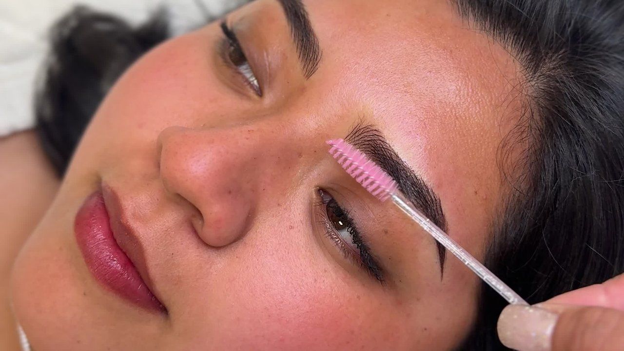 Brow mapping with thread, the craft taught at the academy